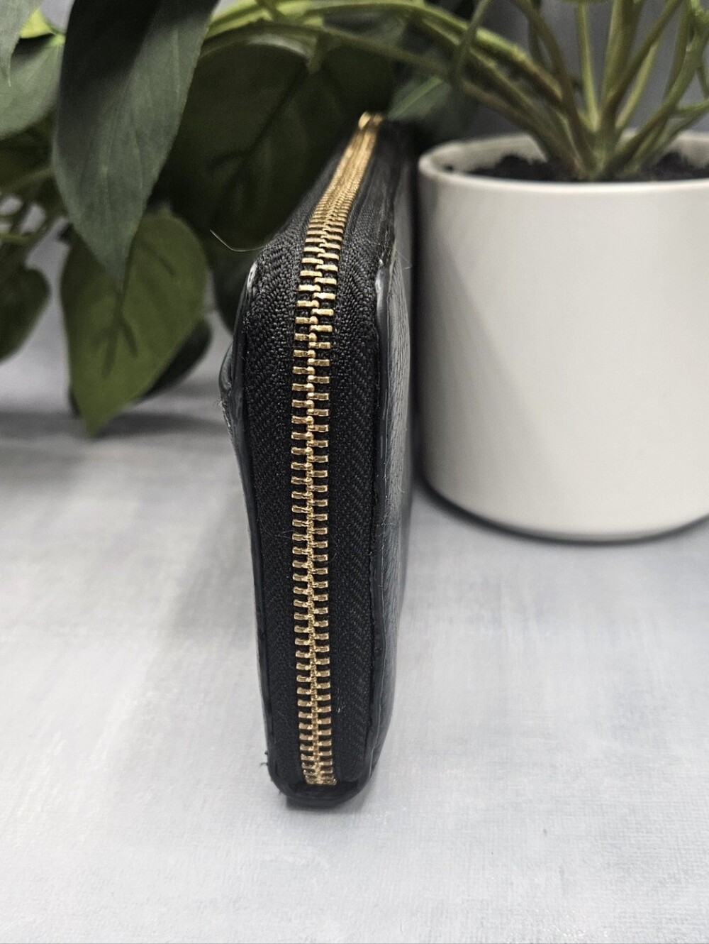 Tory Burch black continental wallet features a prominent embossed logo and leath - Picture 3 of 15
